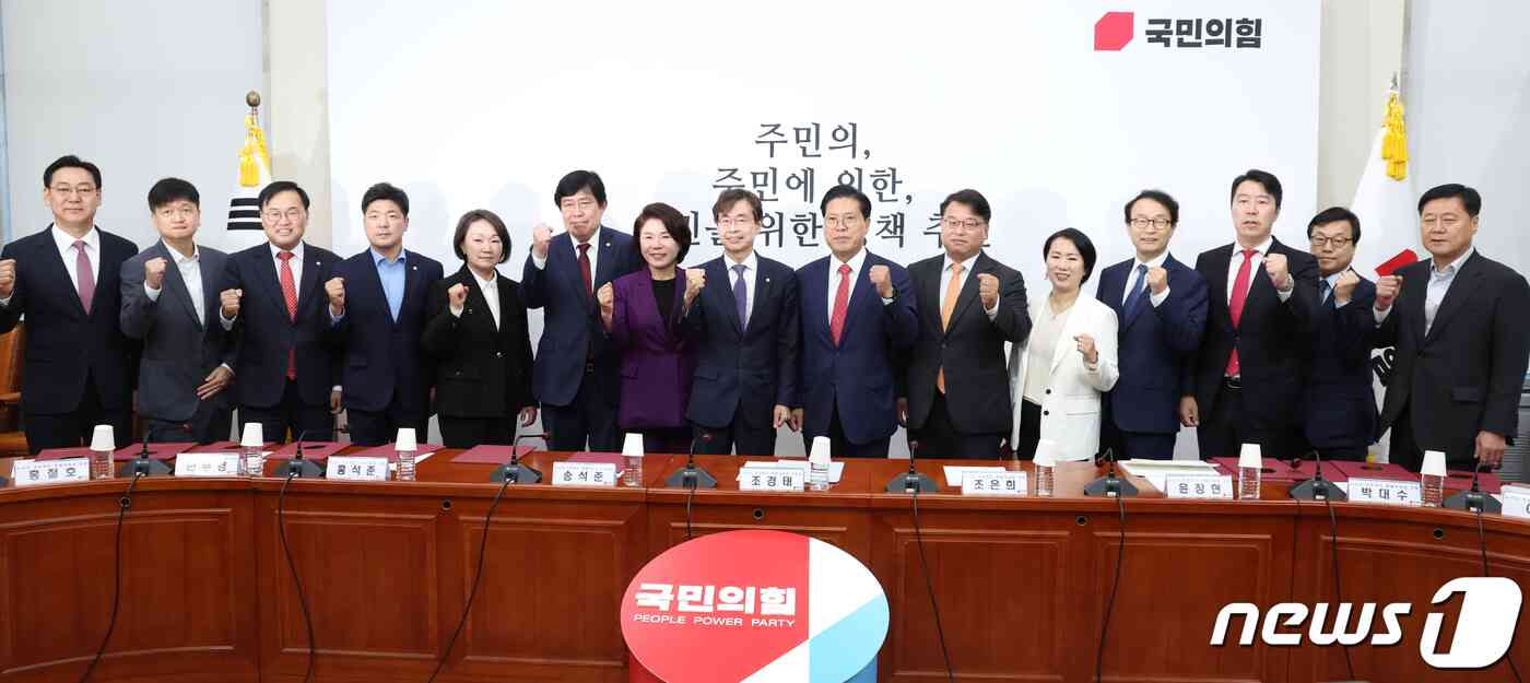 조경태 국민의힘 뉴시티 프로젝트 특별위원회 위원장과 위원들이 7일 서울 여의도 국회에서 열린 뉴시티 프로젝트 특별위원회 1차회의에서 기념촬영을 하고 있다. 2023.11.7/뉴스1 © News1 송원영 기자