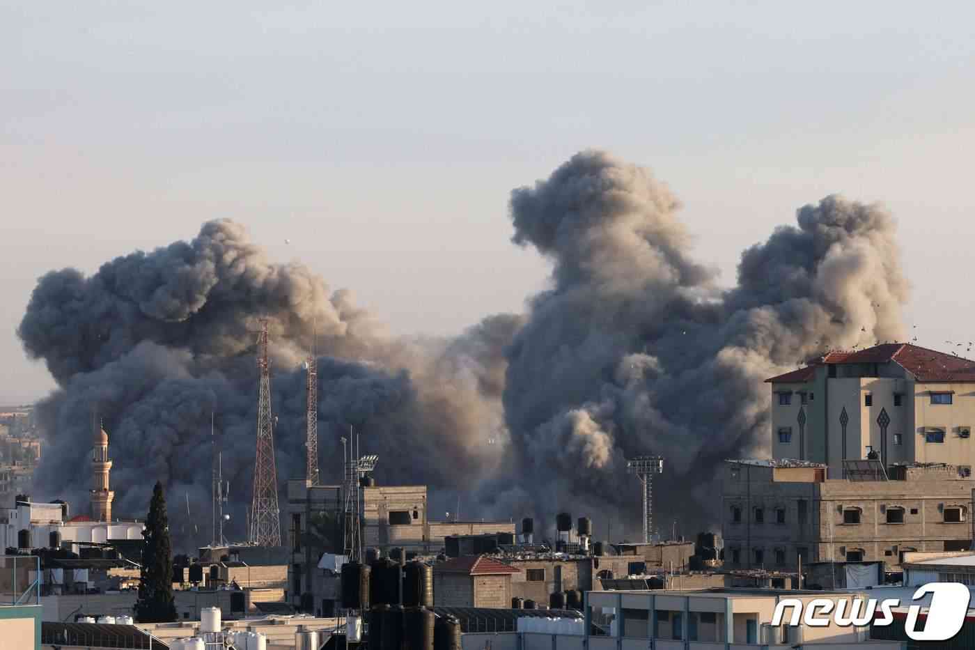 6일(현지시간) 가자 지구 남부의 라파 지역에서 이스라엘의 폭격으로 인해 연기가 피어오르고 있다. 2023.11.07 © AFP=뉴스1 © News1 정지윤 기자