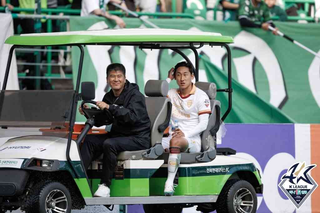 부상으로 실려나오는 김용환(한국프로축구연맹 제공)
