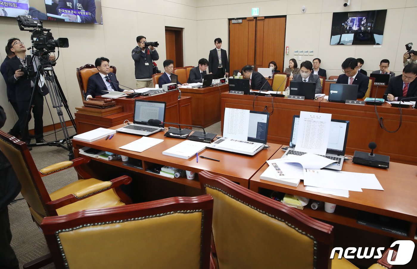 본문 이미지 - 7일 오전 서울 여의도 국회 과학기술정보방송통신위원회에서 열린 박민 한국방송공사(KBS) 사장 후보자 인사청문회에서 더불어민주당 의원들의 자리가 비어 있다. 이날 민주당 의원들은 장제원 위원장의 회의 진행 방식에 항의하며 퇴장했다. 2023.11.7/뉴스1 ⓒ News1 임세영 기자