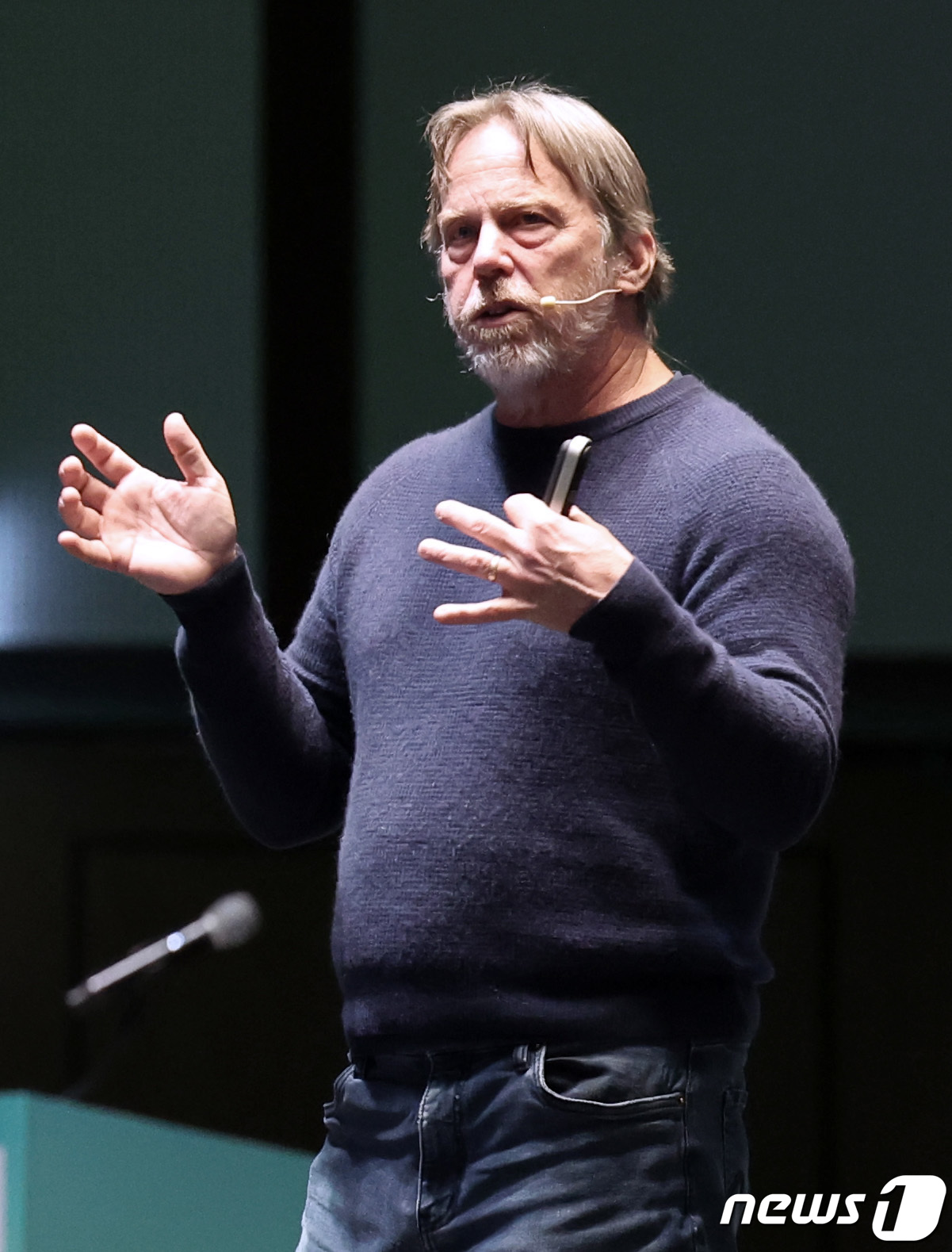 (수원=뉴스1) 김성진 기자 = 캐나다 AI 반도체 스타트업 텐스토렌트(Tenstorrent) CEO 짐 켈러가 7일 오전 경기 수원컨벤션센터에서 열린 제7회 삼성 AI 포럼에서 …