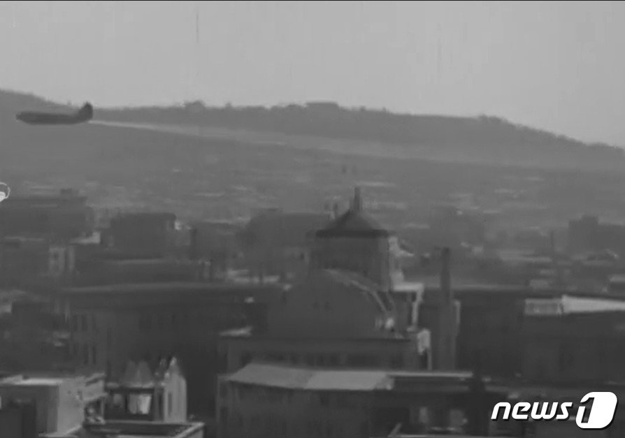 본문 이미지 - 1951년 10월 미군 수송기가 서울 상공을 돌며 DDT를 뿌리는 장면. (대한민국역사박물관)  ⓒ 뉴스1 