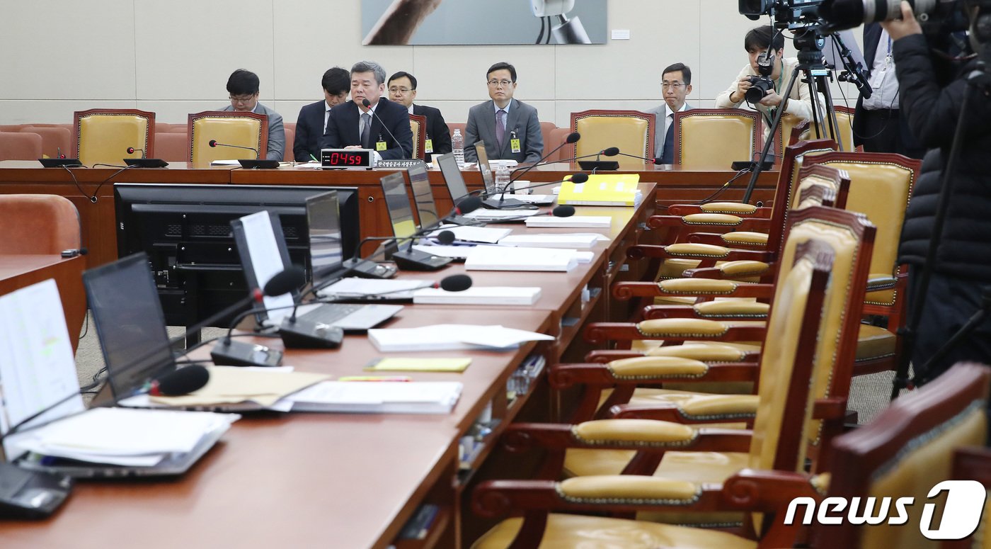 7일 오전 서울 여의도 국회 과학기술정보방송통신위원회에서 열린 박민 한국방송공사&#40;KBS&#41; 사장 후보자 인사청문회에서 더불어민주당 의원들의 자리가 비어 있다. 이날 민주당 의원들은 장제원 위원장의 회의 진행 방식에 항의하며 퇴장했다. 2023.11.7/뉴스1 ⓒ News1 임세영 기자