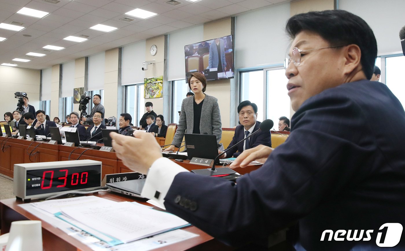 고민정 더불어민주당 의원이 7일 오전 서울 여의도 국회 과학기술정보방송통신위원회에서 열린 박민 한국방송공사&#40;KBS&#41; 사장 후보자 인사청문회에서 장제원 위원장에게 회의 진행과 관련해 항의하고 있다. 2023.11.7/뉴스1 ⓒ News1 임세영 기자