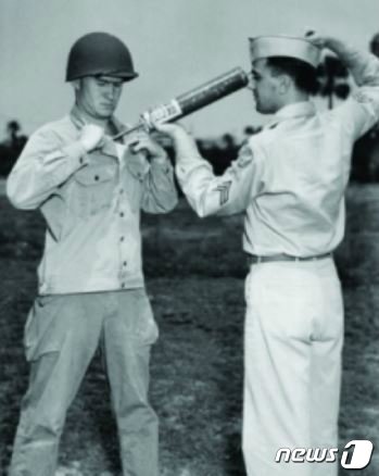 본문 이미지 - 2차대전 때 DDT살포 교육을 하고 있는 미군. ⓒ 뉴스1 DB 