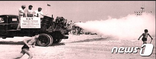 본문 이미지 -  1945년 모기퇴치 프로그램의 일환으로 미국 보건당국이 해변에서 DDT를 뿌리지 아이들이 위해성도 모른체 따라 가고 있다.  ⓒ 뉴스1 DB