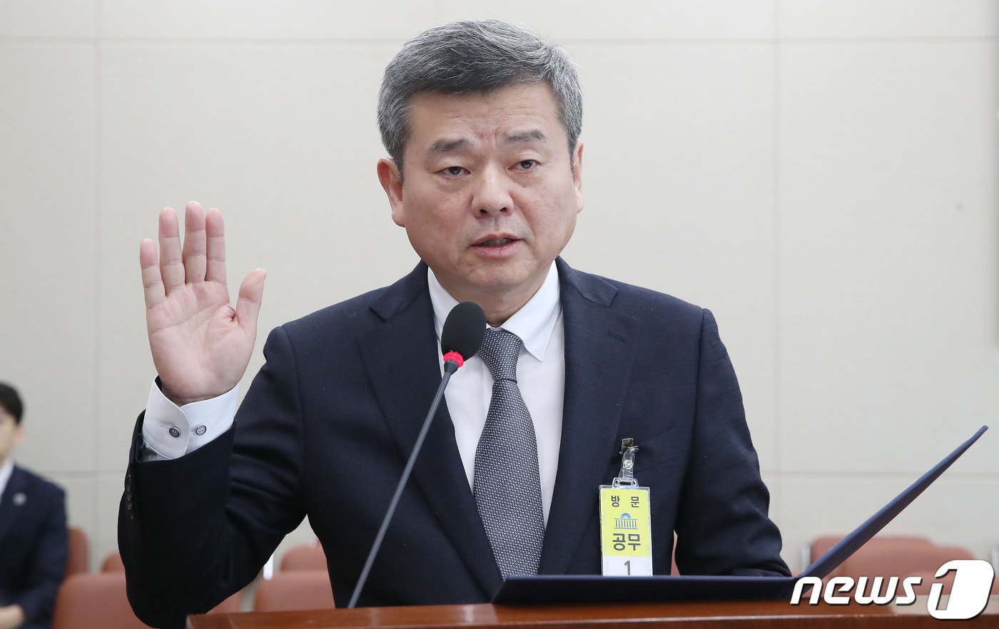 본문 이미지 - 박민 한국방송공사(KBS) 사장 후보자가 7일 오전 서울 여의도 국회 과학기술정보방송통신위원회에서 열린 인사청문회에서 선서를 하고 있다. 2023.11.7/뉴스1 ⓒ News1 임세영 기자