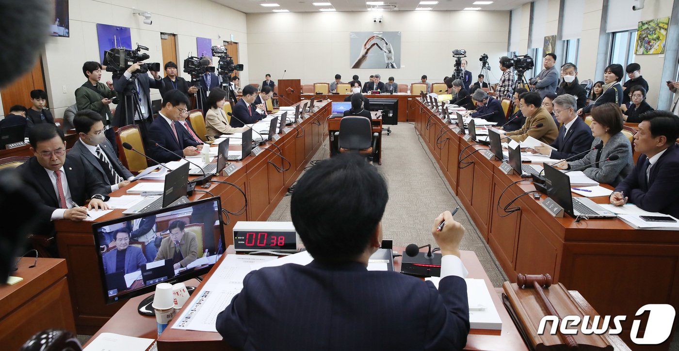 본문 이미지 - 장제원 국회 과방위 위원장이 7일 오전 서울 여의도 국회 과학기술정보방송통신위원회에서 열린 박민 한국방송공사(KBS) 사장 후보자 인사청문회를 주재하고 있다. 2023.11.7/뉴스1 ⓒ News1 임세영 기자