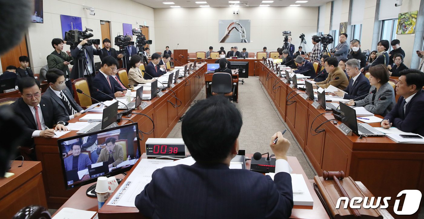 장제원 국회 과방위 위원장이 7일 오전 서울 여의도 국회 과학기술정보방송통신위원회에서 열린 박민 한국방송공사&#40;KBS&#41; 사장 후보자 인사청문회를 주재하고 있다. 2023.11.7/뉴스1 ⓒ News1 임세영 기자