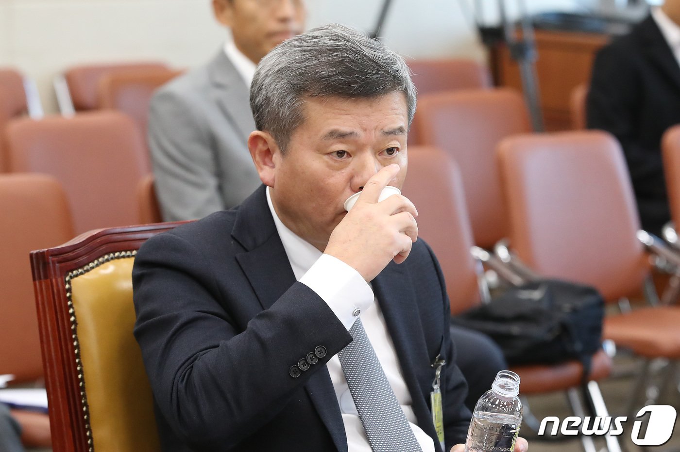 본문 이미지 - 박민 한국방송공사(KBS) 사장 후보자가 7일 오전 서울 여의도 국회 과학기술정보방송통신위원회에서 열린 인사청문회에서 물을 마시고 있다. 2023.11.7/뉴스1 ⓒ News1 임세영 기자