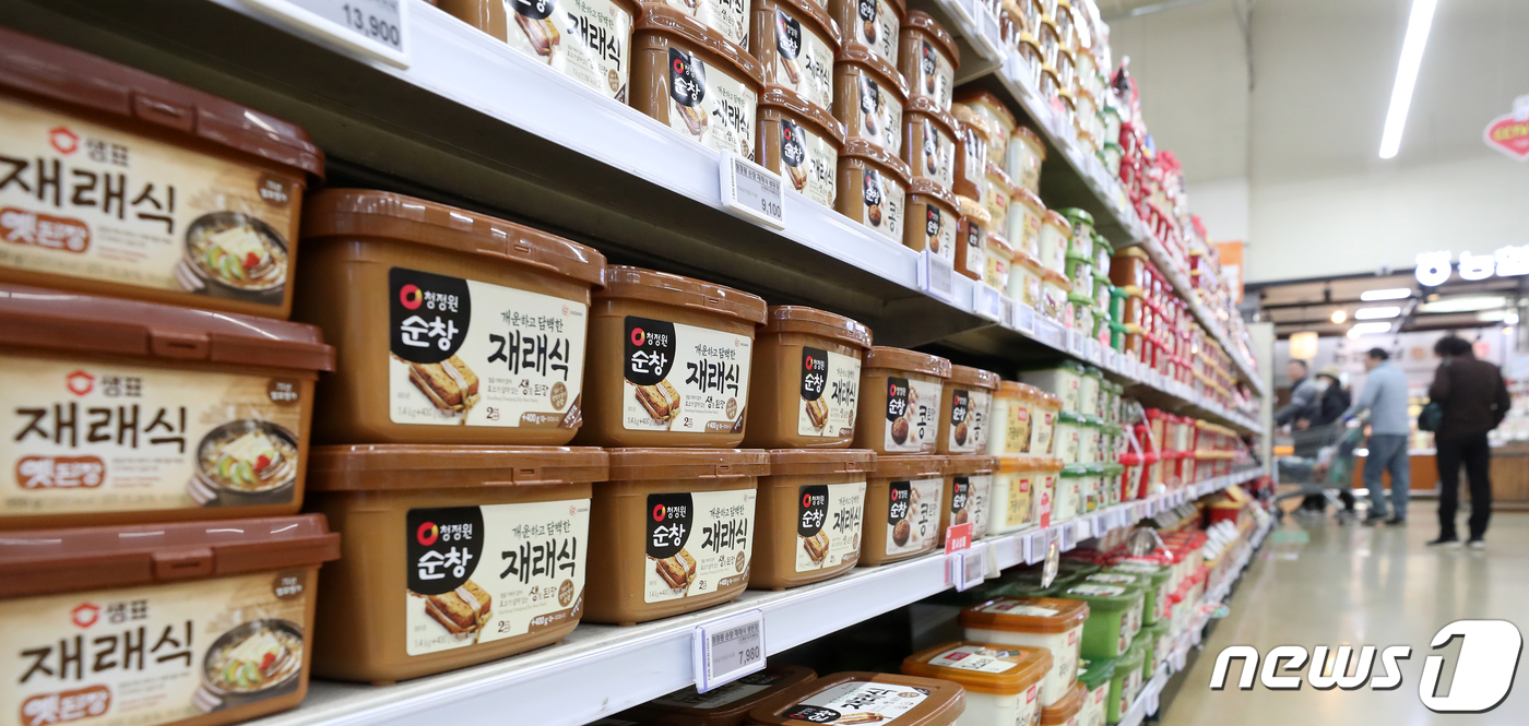 (서울=뉴스1) 이승배 기자 = 7일 한국소비자원의 가격정보 종합포털 '참가격'에 따르면 지난달 기준 소비자들이 많이 찾는 가공식품 32개 품목 중 24개의 가격이 전년 대비 크게 …