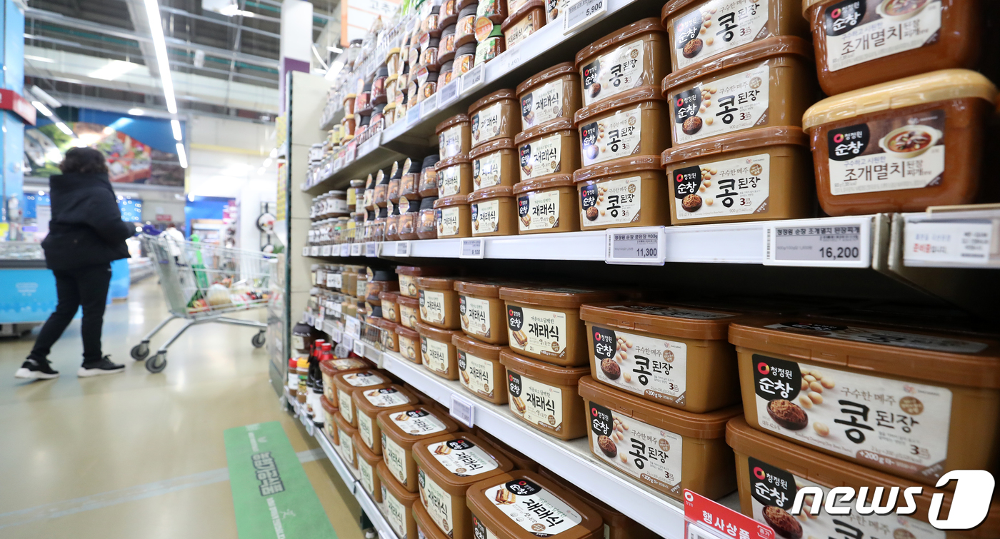 (서울=뉴스1) 이승배 기자 = 7일 한국소비자원의 가격정보 종합포털 '참가격'에 따르면 지난달 기준 소비자들이 많이 찾는 가공식품 32개 품목 중 24개의 가격이 전년 대비 크게 …