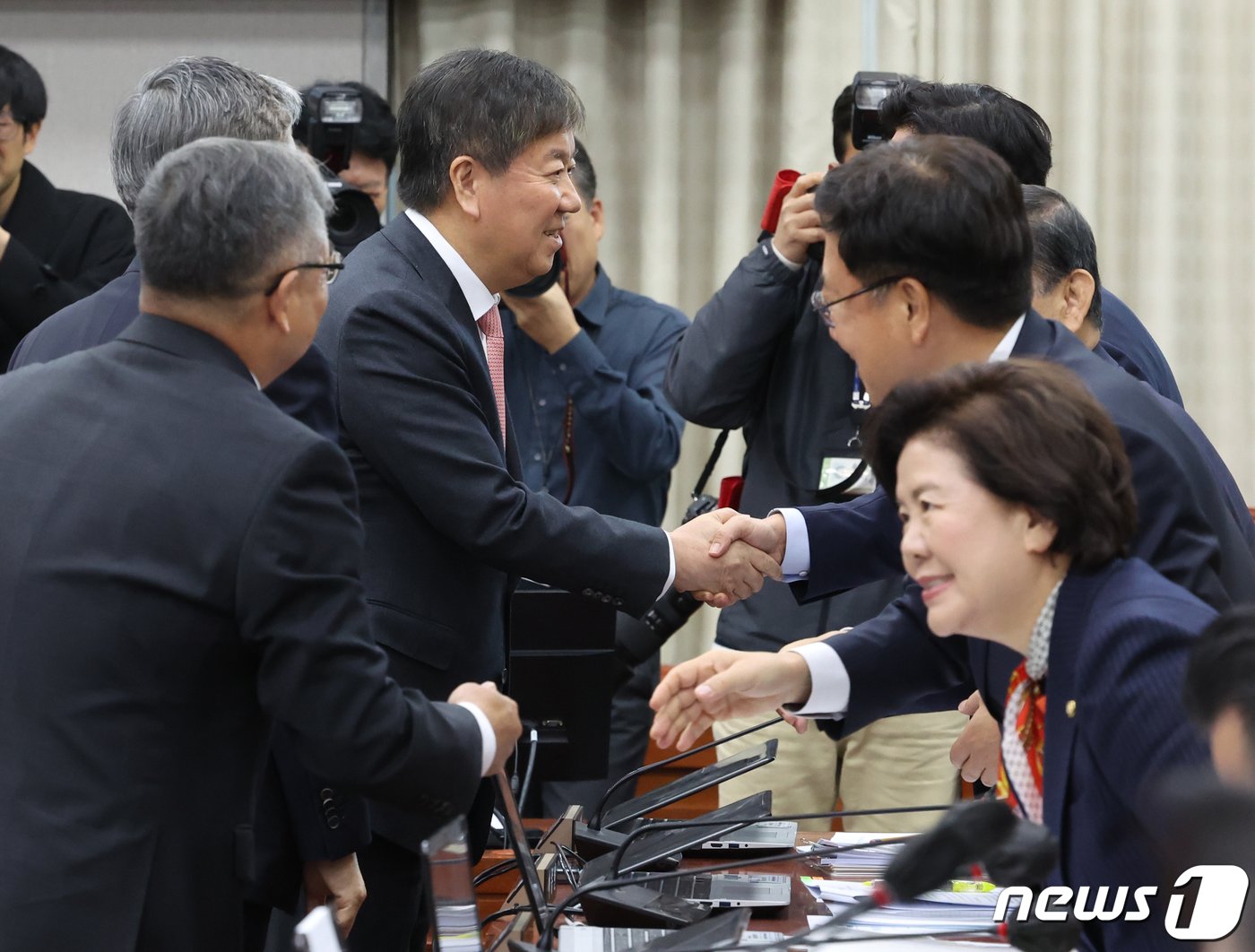 김대기 대통령 비서실장이 7일 서울 여의도 국회에서 열린 운영위원회의 대통령비서실 등에 대한 국정감사에서 의원들과 인사를 나누고 있다. 2023.11.7/뉴스1 ⓒ News1 송원영 기자