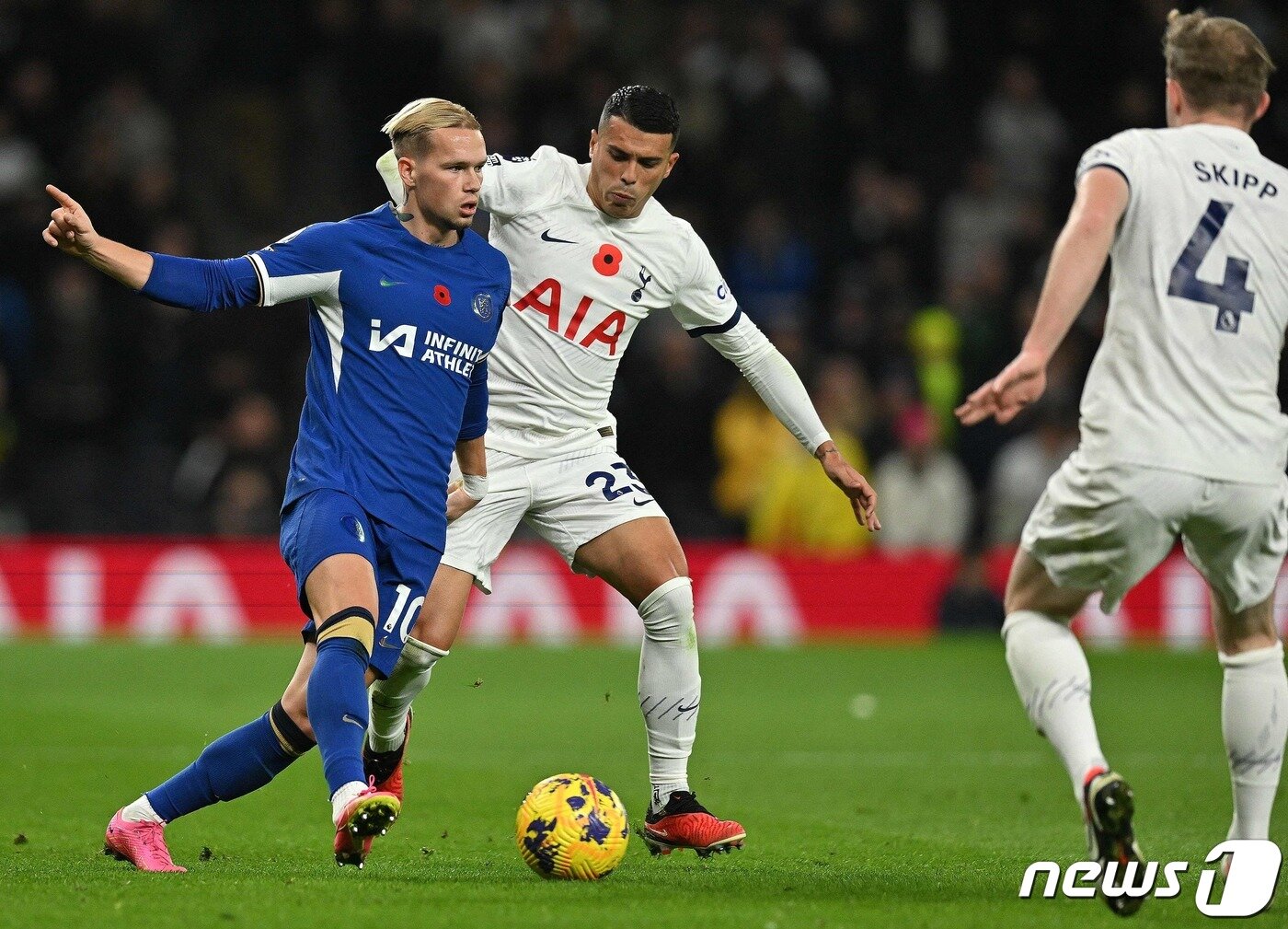 본문 이미지 - 9명이서 라인을 바짝 끌어올린 토트넘 홋스퍼. ⓒ AFP=뉴스1