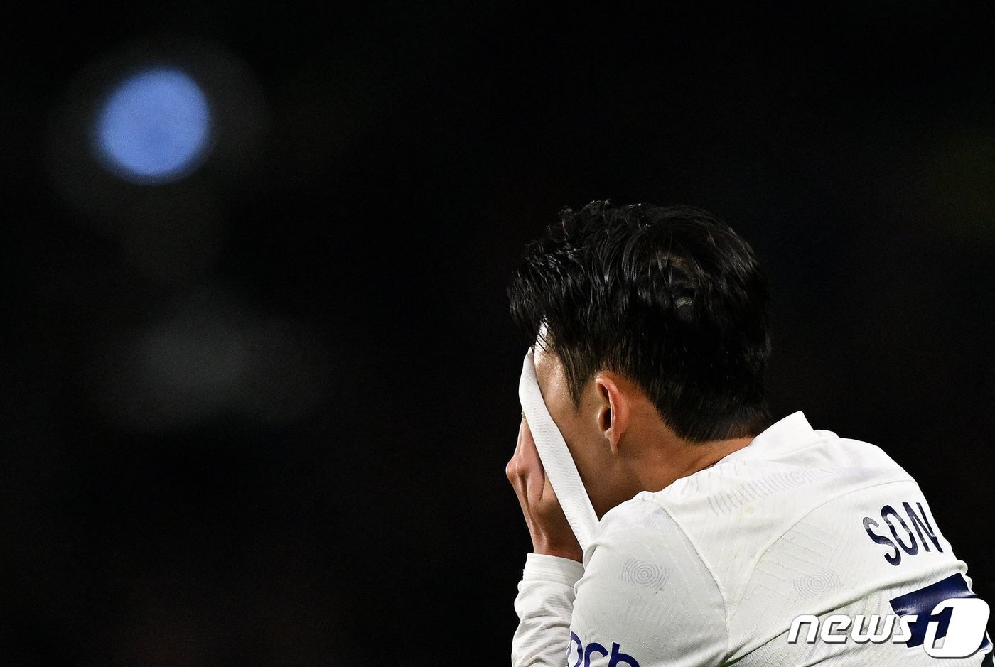 본문 이미지 - 첼시전 패배 후 아쉬워하는 손흥민. ⓒ AFP=뉴스1