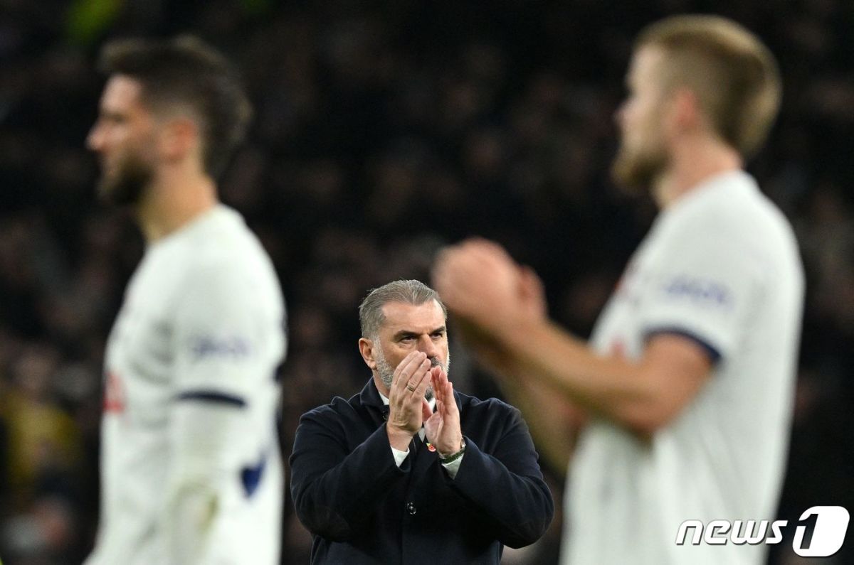 토트넘 홋스퍼 엔제 포스테코글루 감독이 첼시전 패배 이후 선수들에게 박수를 보내고 있다. © AFP=뉴스1