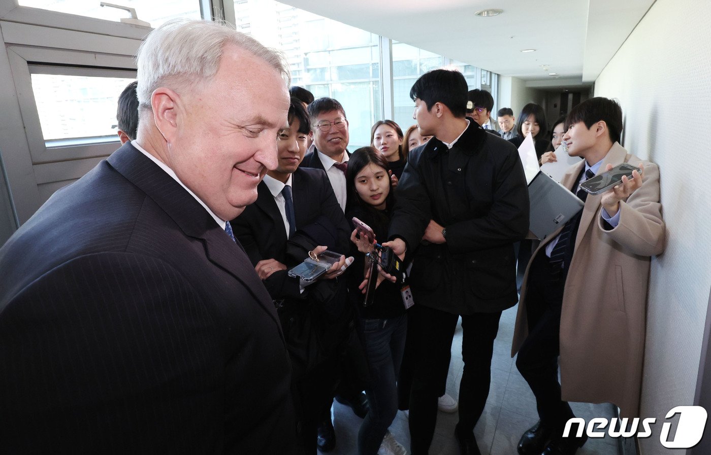 인요한 국민의힘 혁신위원장이 7일 오후 서울 종로구 김종인 전 국민의힘 비상대책위원장의 사무실로 향하며 취재진의 질문을 받고 있다. &#40;공동취재&#41; 2023.11.7/뉴스1 ⓒ News1 이재명 기자