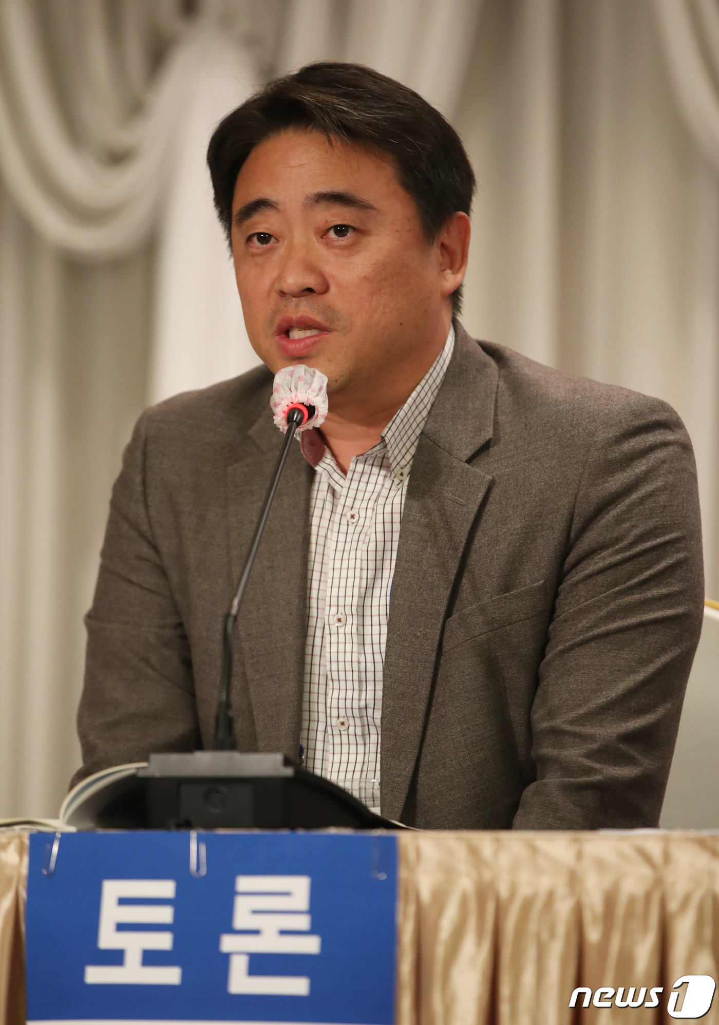 (제주=뉴스1) 오현지 기자 = 남윤섭 제주대학교 교수가 7일 제주시 제주아스타호텔에서 열린 제6회 제주플러스전문가포럼 제1세션 토론에서 발언하고 있다.이날 포럼은 제주대학교 링크 …