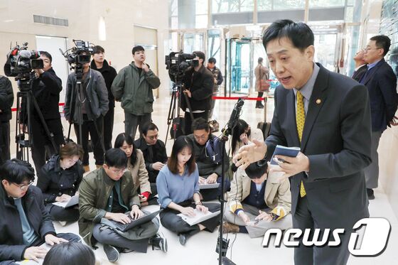 취재진 앞에 선 김주현 금융위원장