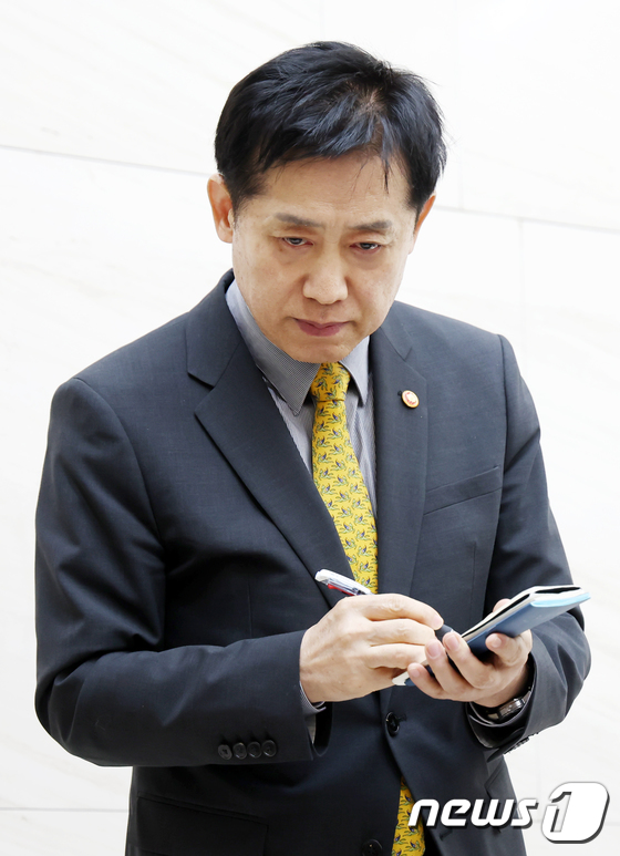 취재진 질문 적는 김주현 금융위원장