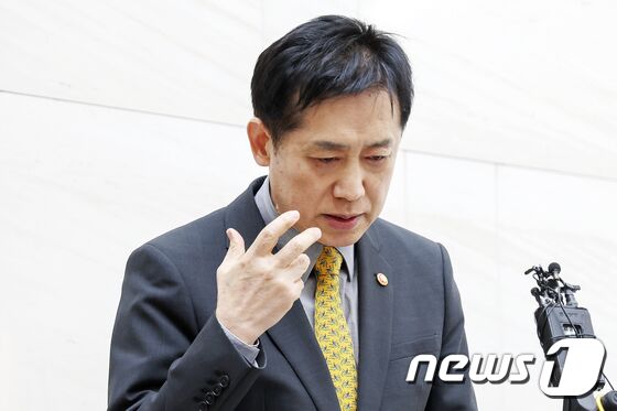 신중히 답변 고르는 김주현 금융위원장