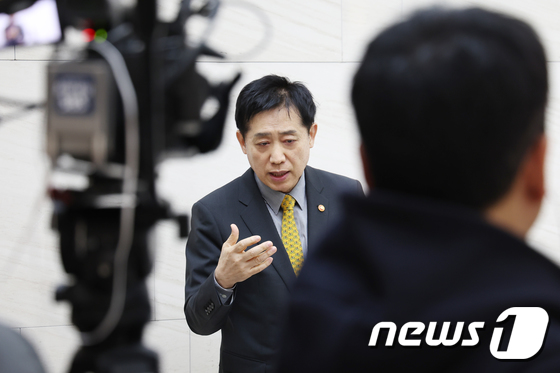 취재진 만난 김주현 금융위원장