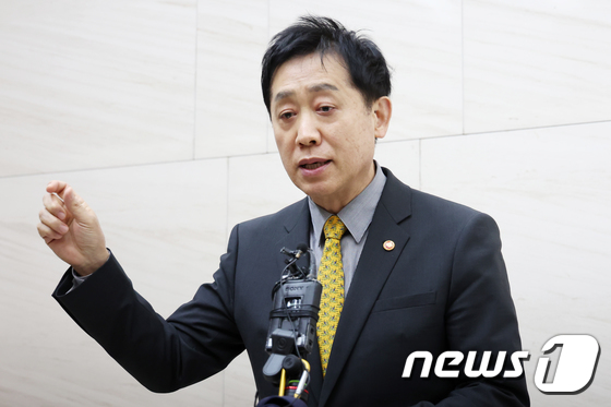 답변하는 김주현 금융위원장