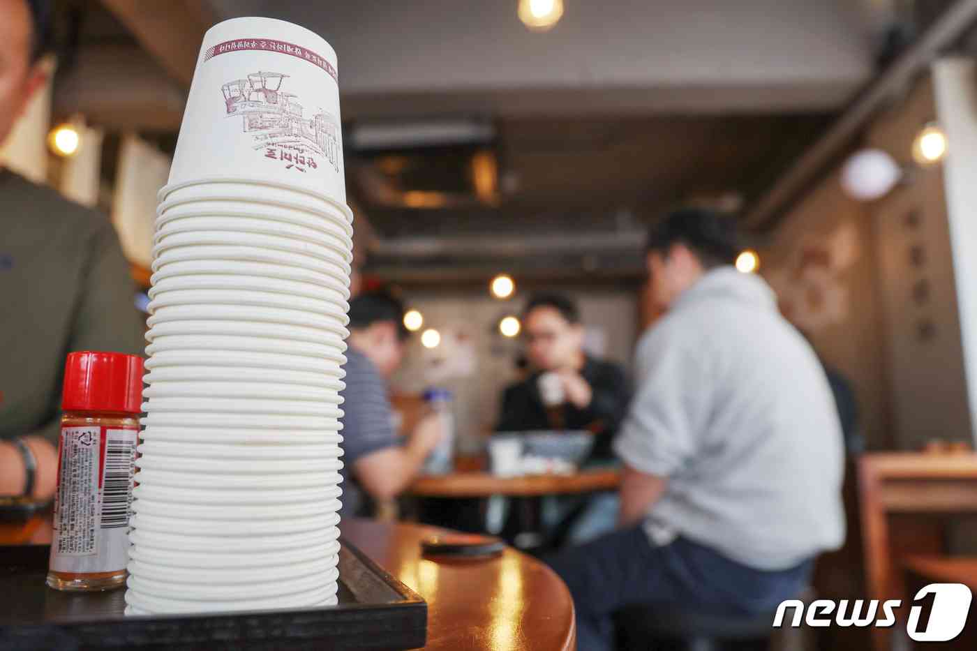 서울 시내 한 식당 테이블에 종이컵이 높이 쌓아올려져 있다. /뉴스1 © News1 민경석 기자