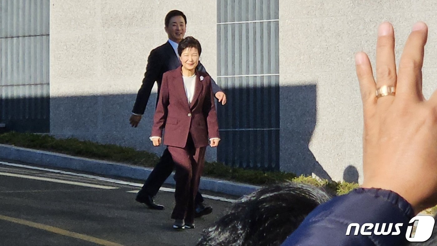 본문 이미지 - 박근혜 전 대통령이 7일 대구 달성군 유가읍 사저 앞에서 지지자를 만나기 위해 사저 밖으로 나오고 있다. (독자 제공) 2023.11.7/뉴스1 ⓒ News1 이성덕 기자