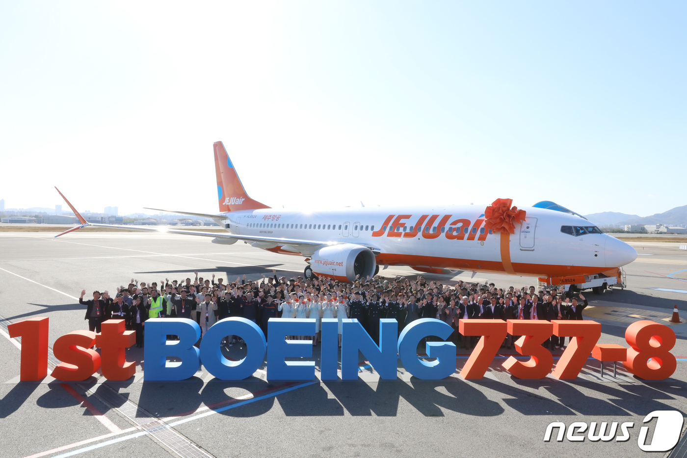 (서울=뉴스1) = 7일 서울 강서구 김포국제공항에서 열린 제주항공 차세대 항공기 B737-8 구매기 도입 축하행사에서 김이배 제주항공 대표이사, 김대업 한국산업은행 PF실장, 백 …