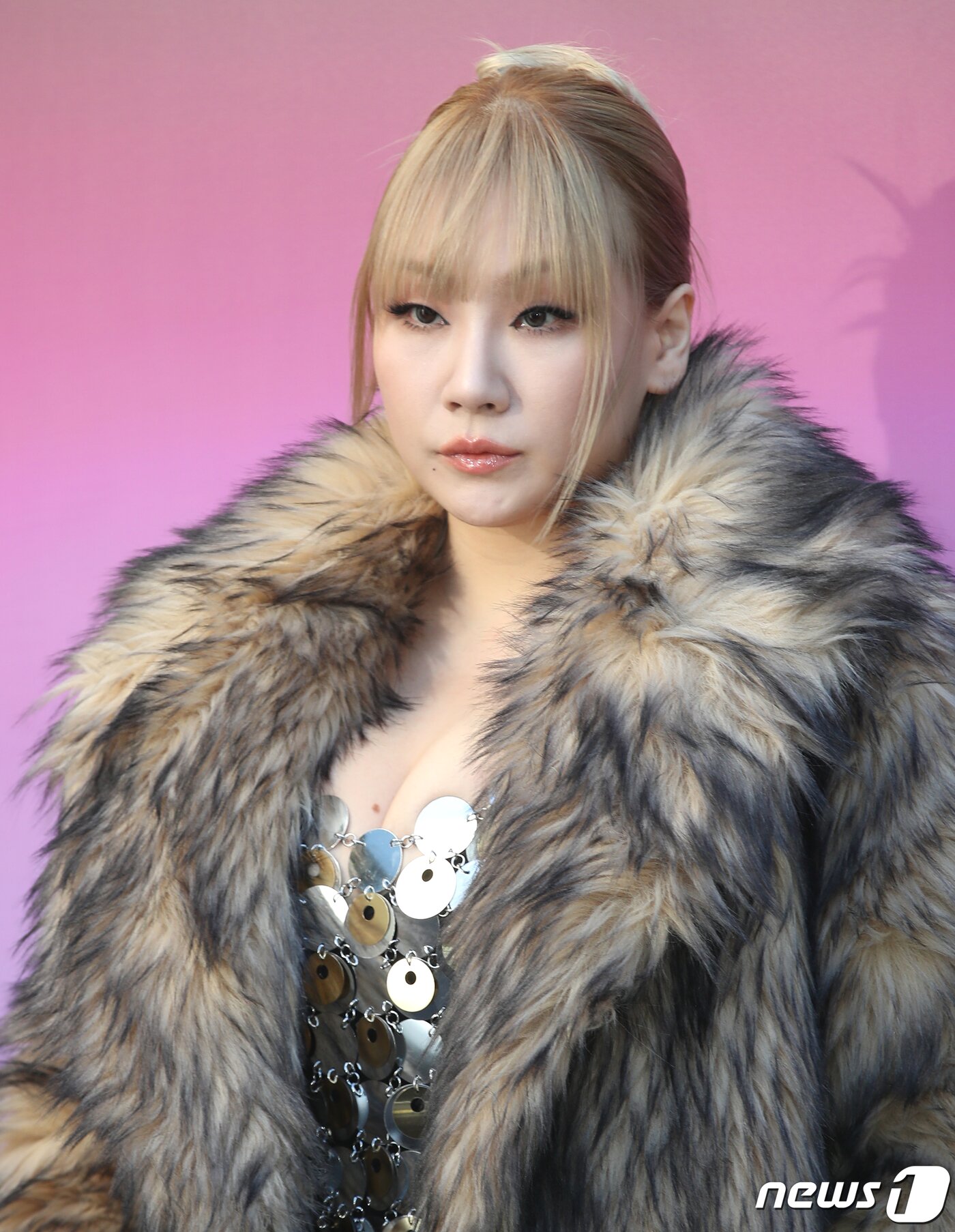 본문 이미지 - 가수 CL(씨엘)이 7일 오후 서울 강남구 신사동 H&M 가로수점 스토어에서 열린 Rabanne H&M 컬렉션 프리뷰 이벤트에서 고혹적인 매력을 발산하고 있다. ⓒ News1 권현진 기자