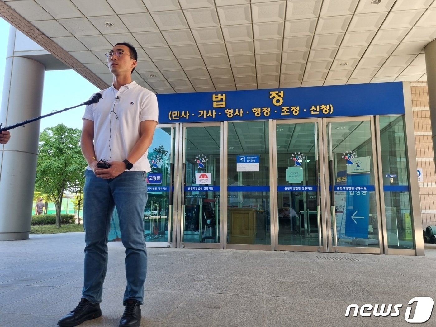 본문 이미지 - 지난해 12월 강릉에서 발생한 급발진 의심사고의 책임 소재를 가리는 손배소 감정기일이 열린 27일 사고차량 운전자 아들이자 사고로 숨진 아이의 아버지인 이모씨가 춘천지법 강릉지원 앞에서 심경을 밝히고 있다. 2023.6.27/뉴스1 윤왕근 기자