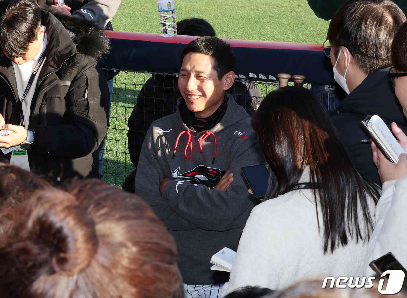 7일 오후 서울 송파구 잠실야구장에서 열리는 프로야구 '2023 신한은행 SOL KBO 포스트시즌' 한국시리즈 1차전 kt 위즈와 LG 트윈스의 경기를 앞두고 LG 염경엽 감독이 취재진과 인터뷰를 하고 있다. 2023.11.7/뉴스1 © News1 김진환 기자
