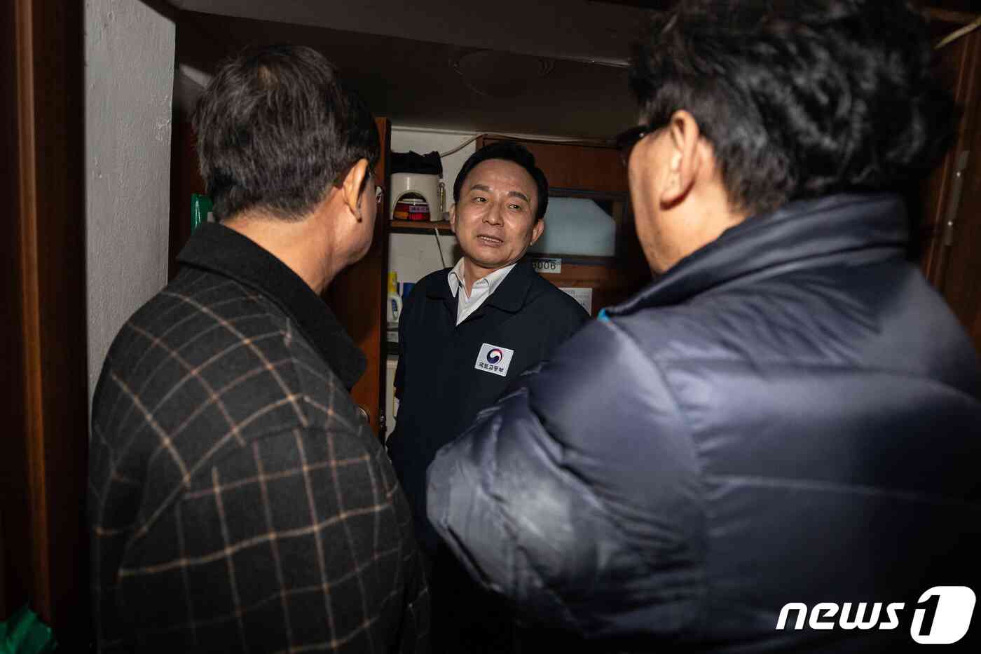 원희룡 국토교통부 장관이 7일 서울 영등포쪽방촌 일대를 찾아 쪽방촌 정비사업 '영등포 공공주택지구' 현장을 둘러보고 있다. 2023.11.7/뉴스1 © News1 유승관 기자
