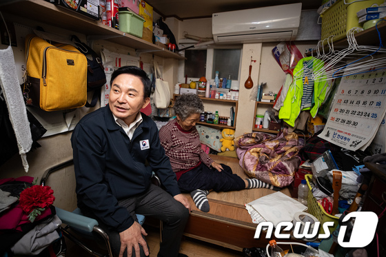 쪽방촌 주민과 대화 나누는 원희룡 국토교통부 장관