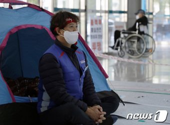 울산대학교병원 노조가 지난달 25일 파업에 돌입해 파업 14일차에 접어든 7일 울산대병원분회 박창원 분회장이 본관로비에서 단식농성을 벌이고 있다.2023.11.7/뉴스1 ⓒ News1 김지혜 기자