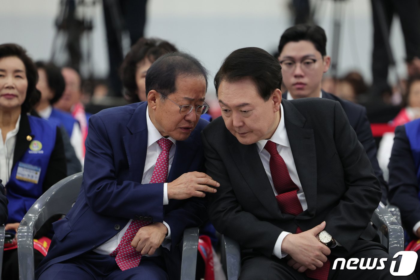 본문 이미지 - 윤석열 대통령이 7일 대구 엑스코에서 열린 2023년 바르게살기운동 전국회원대회에서 홍준표 대구시장과 대화하고 있다. &#40;대통령실 제공&#41; 2023.11.7/뉴스1 ⓒ News1 오대일 기자