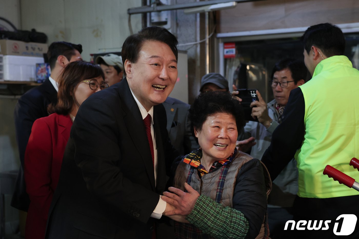 윤석열 대통령이 7일 대구 북구 칠성종합시장을 방문해 상인들과 인사를 나누고 있다. &#40;대통령실 제공&#41; 2023.11.7/뉴스1 ⓒ News1 오대일 기자