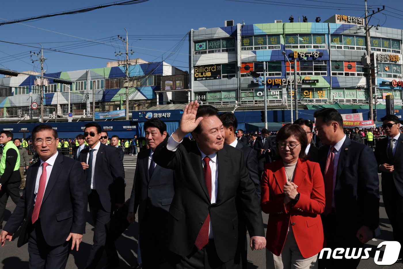 윤석열 대통령이 7일 대구 북구 칠성종합시장을 방문해 상인들에게 인사하고 있다. &#40;대통령실 제공&#41; 2023.11.7/뉴스1 ⓒ News1 오대일 기자