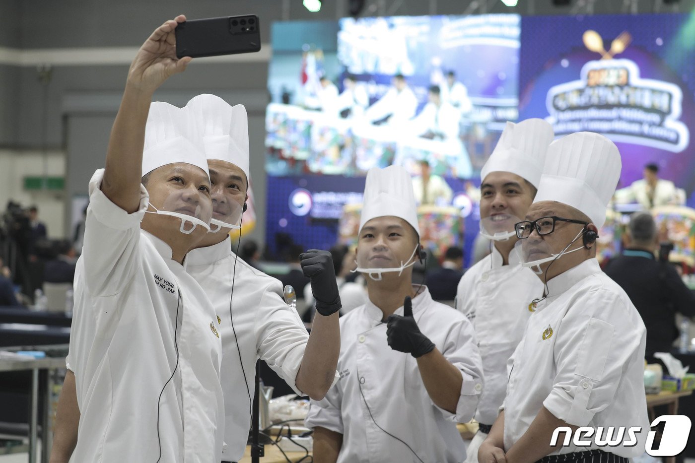 본문 이미지 - 7일 서울 한국농수산식품유통공사에서 열린 '2023년 국제군인요리대회' 본선 경연에서 싱가포르 해군 '호지악(HO JIAK)' 팀이 단체 촬영을 하고 있다. (국방일보 제공) 2023.11.7/뉴스1
