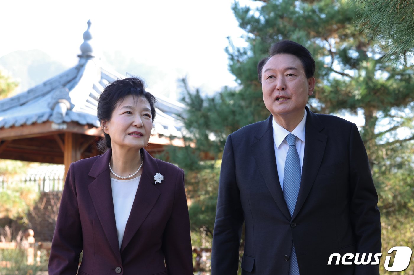 윤석열 대통령이 7일 오후 대구 달성군 유가읍 박근혜 전 대통령 사저를 찾아 박 전 대통령과 환담 후 정원을 산책하고 있다. &#40;대통령실 제공&#41; 2023.11.7/뉴스1 ⓒ News1 오대일 기자