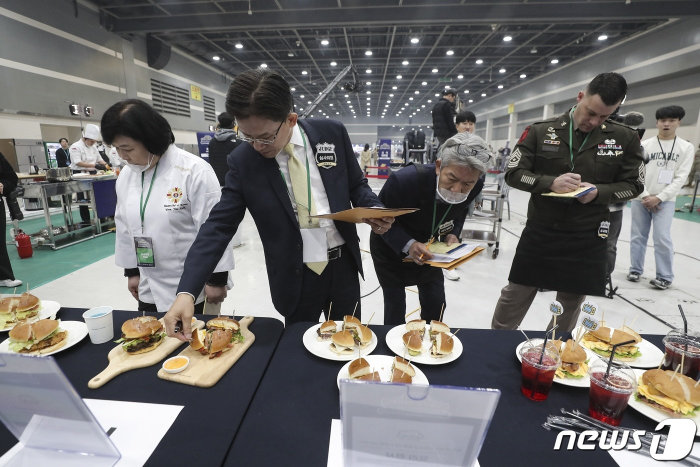 7일 서울 한국농수산식품유통공사에서 열린 &#39;2023년 국제군인요리대회&#39; 본선 경연에서 심사위원단이 &#39;군대리아&#40;햄버거빵&#41; 경연&#39; 과제로 제출된 조리 결과물을 살펴보며 심사를 하고 있다. &#40;국방일보 제공&#41; 2023.11.7/뉴스1