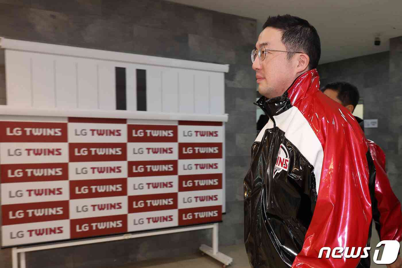 구광모 LG그룹 회장이 7일 오후 서울 송파구 잠실야구장에서 열릴 예정인 프로야구 ‘2023 신한은행 SOL KBO 포스트시즌’ 한국시리즈 1차전 LG 트윈스와 kt 위즈 경기를 찾아 대기장소를 향하고 있다. 2023.11.7/뉴스1 © News1 이동해 기자