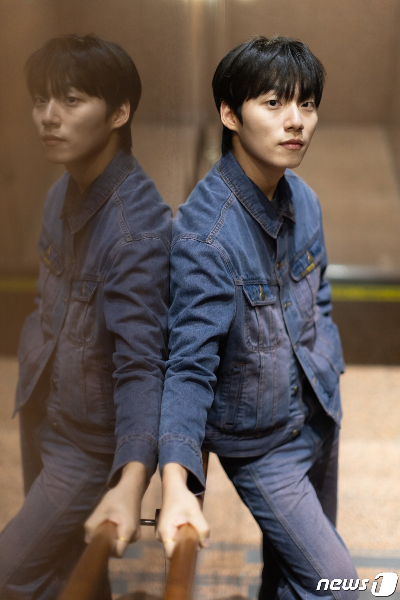 본문 이미지 - 배우 윤재찬이 7일 오후 서울 종로구 뉴스1 본사에서 인터뷰 하기에 앞서 포즈를 취하고 있다. 2023.11.7/뉴스1 ⓒ News1 이재명 기자