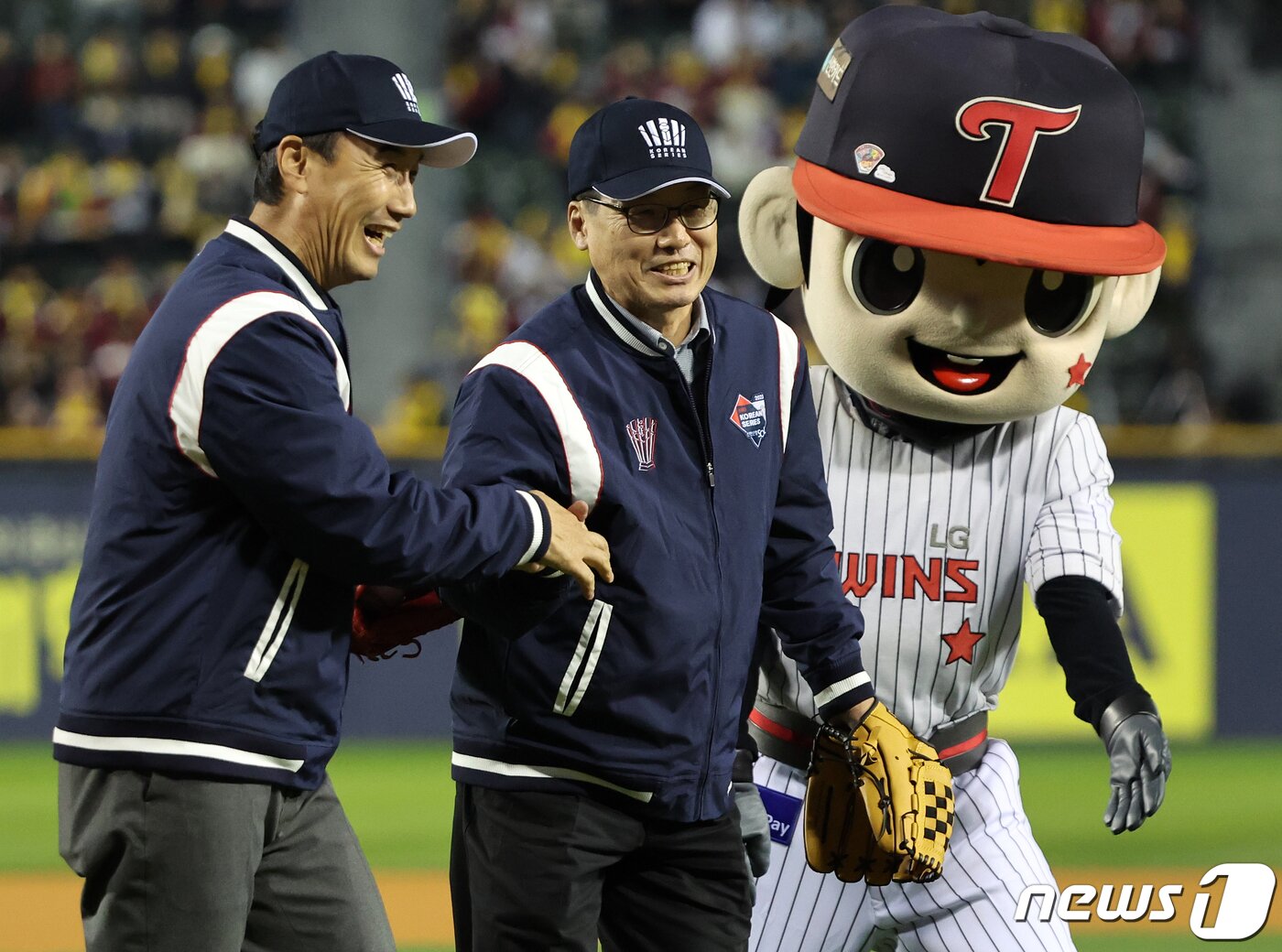 본문 이미지 - 7일 오후 서울 송파구 잠실야구장에서 열린 프로야구 '2023 신한은행 SOL KBO 포스트시즌' 한국시리즈 1차전 kt 위즈와 LG 트윈스의 경기를 앞두고 전 LG 투수 김용수가 시구 행사를 마친 뒤 김동수 전 코치와 악수를 하고 있다. 2023.11.7 ⓒ 뉴스1 김진환 기자