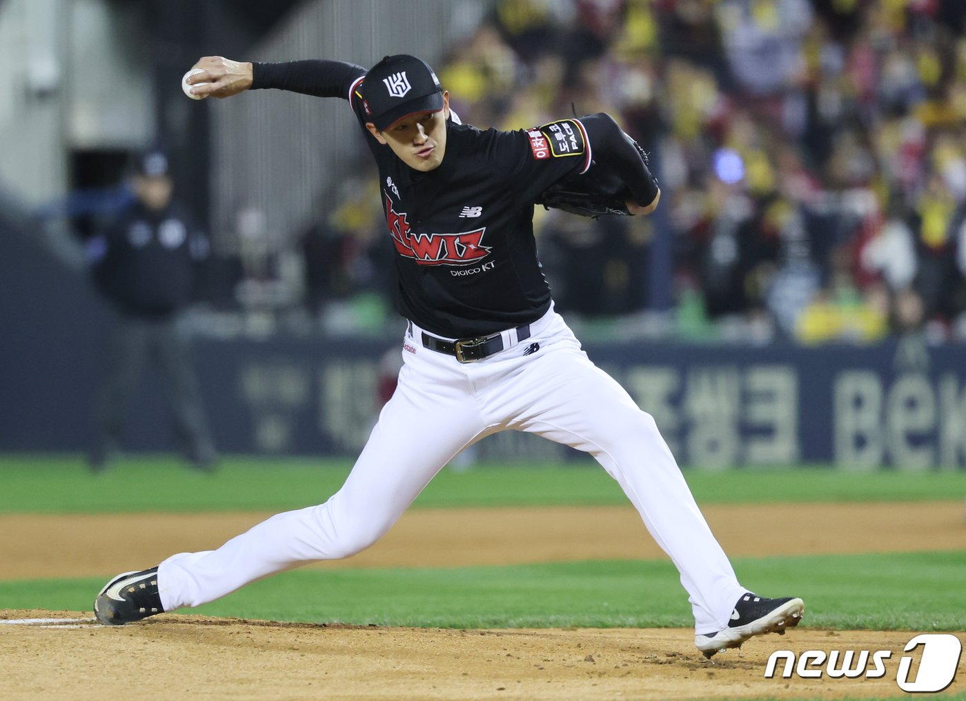 7일 오후 서울 송파구 잠실야구장에서 열린 프로야구 &#39;2023 신한은행 SOL KBO 포스트시즌&#39; 한국시리즈 1차전 kt 위즈와 LG 트윈스의 경기에서 kt 선발 고영표가 역투하고 있다. 2023.11.7/뉴스1 ⓒ News1 이재명 기자