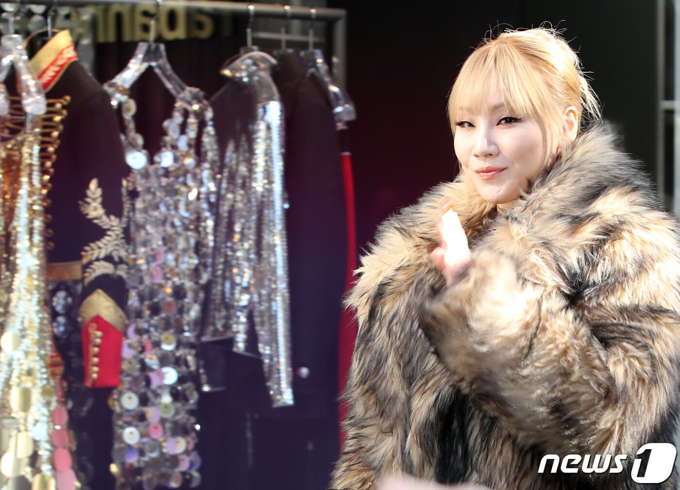 본문 이미지 - 가수 CL(씨엘)이 7일 오후 서울 강남구 신사동 H&M 가로수점 스토어에서 열린 Rabanne H&M 컬렉션 프리뷰 이벤트에 참석해 인사를 하고 있다. ⓒ News1 권현진 기자