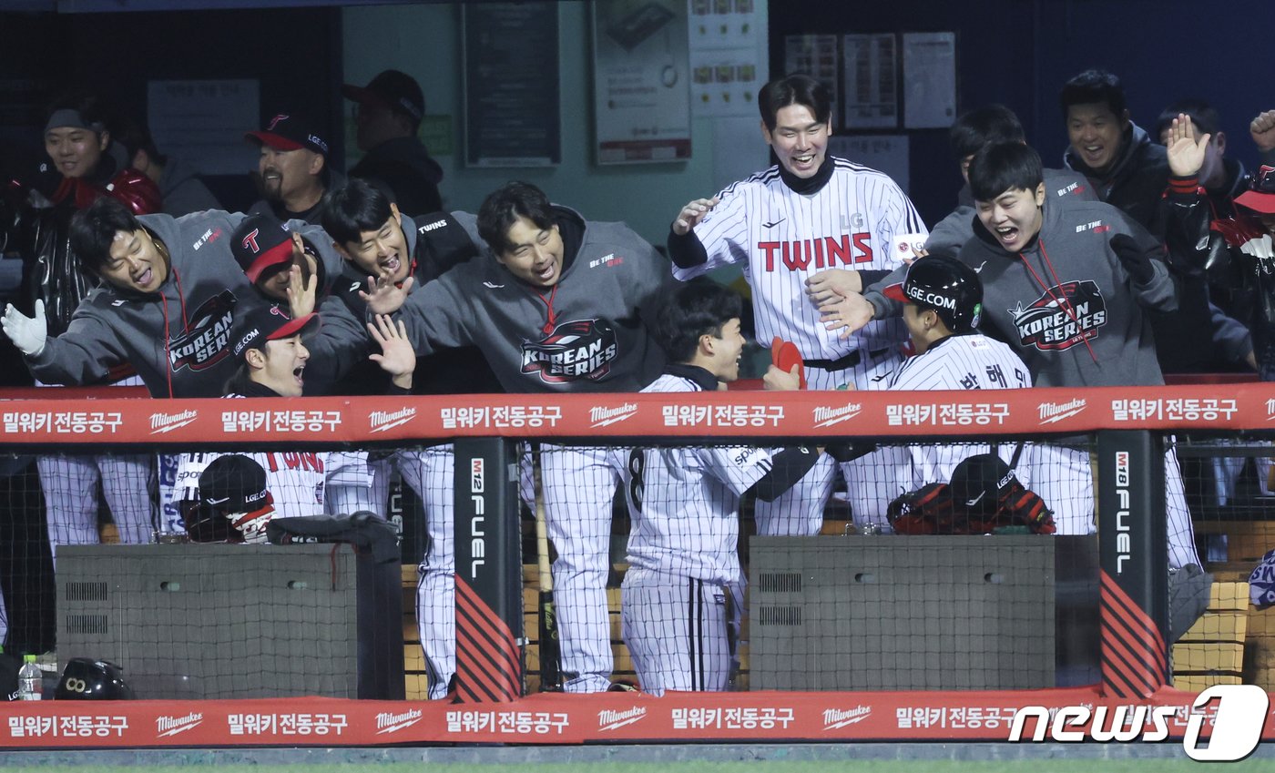 7일 오후 서울 송파구 잠실야구장에서 열린 프로야구 &#39;2023 신한은행 SOL KBO 포스트시즌&#39; 한국시리즈 1차전 kt 위즈와 LG 트윈스의 경기 1회말 1사 3루 상황, LG 오스틴이 적시타때 홈인에 성공한 박해민이 동료 선수들의 축하를 받고 있다. 2023.11.7/뉴스1 ⓒ News1 이재명 기자