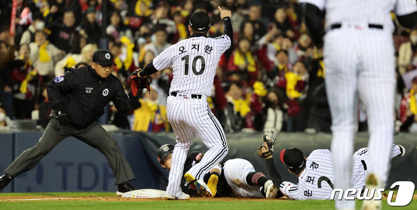 7일 오후 서울 송파구 잠실야구장에서 열린 프로야구 &#39;2023 신한은행 SOL KBO 포스트시즌&#39; 한국시리즈 1차전 kt 위즈와 LG 트윈스의 경기, 2회초 무사 1,2루 kt 문상철 타격 때 LG 문보경이 kt 장성우를 태그아웃하며 트리플플레이&#40;삼중살&#41;를 성공시키고 있다. 2023.11.7/뉴스1 ⓒ News1 김진환 기자