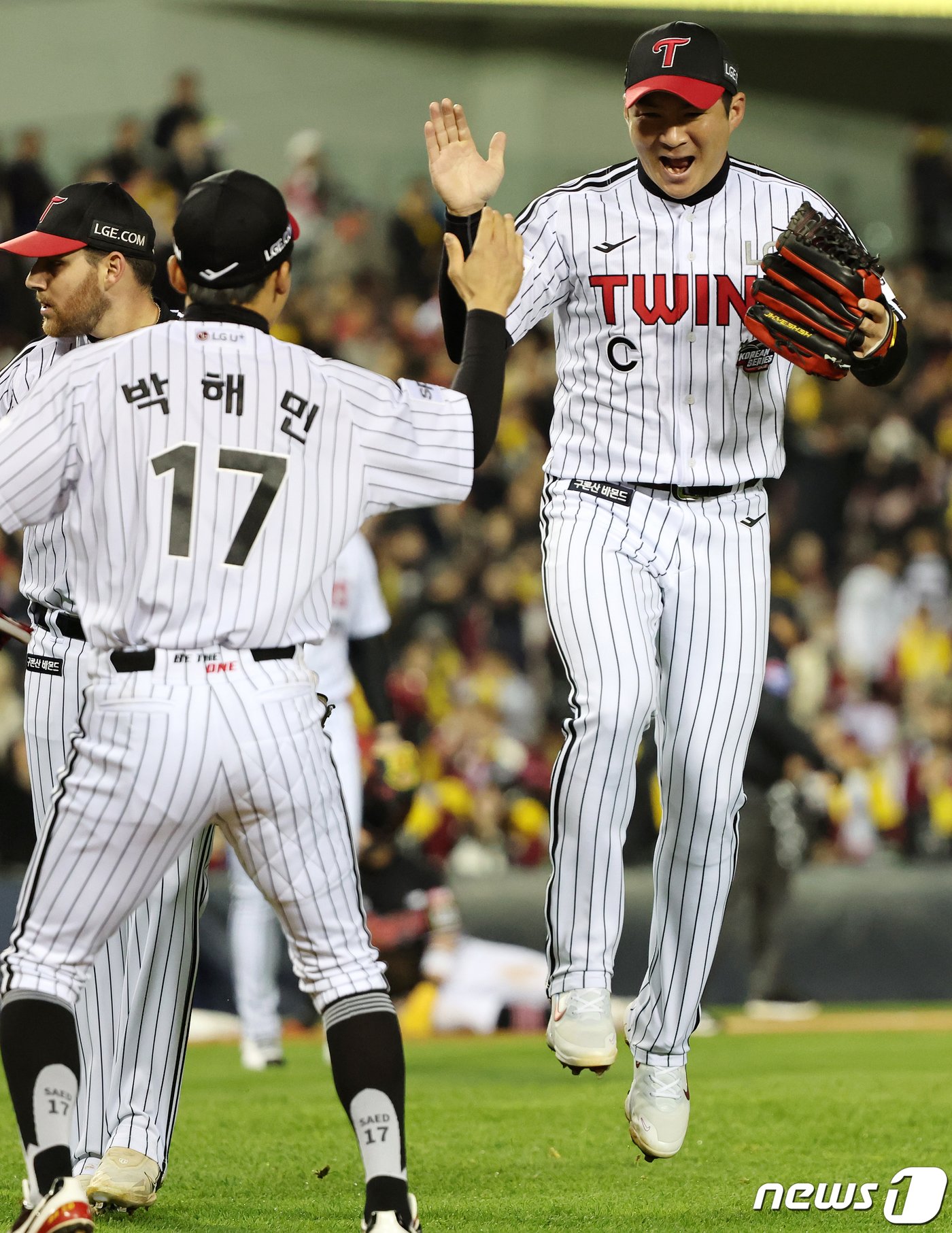 7일 오후 서울 송파구 잠실야구장에서 열린 프로야구 &#39;2023 신한은행 SOL KBO 포스트시즌&#39; 한국시리즈 1차전 kt 위즈와 LG 트윈스의 경기, LG 오지환이 2회초 무사 1,2루에서 kt의 삼중살로 이닝이 종료되자 박해민과 기쁨을 나누고 있다. 2023.11.7/뉴스1 ⓒ News1 김진환 기자